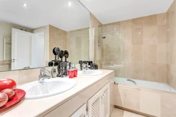 Sotogrande-Self-Catering-Accommodation-Bathroom-One-5